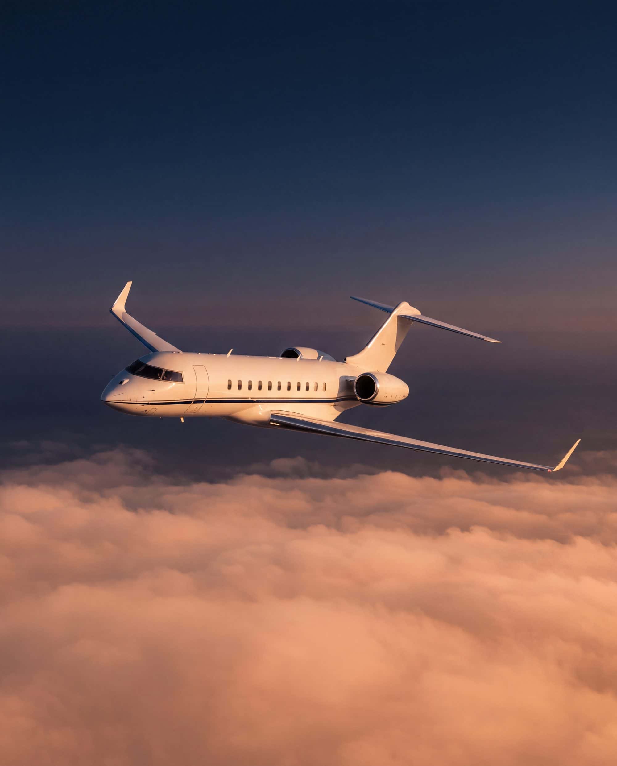 Un jet privado en vuelo sobre las nubes al atardecer